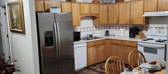 3 Bedroom Duplex House - Fully Furnished all bills paid unit