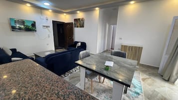 Departamento Confort, balcón, vista a la ciudad | Área de sala de estar | Televisión de pantalla plana