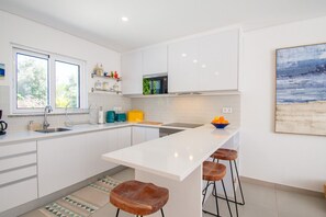 Kühlschrank, Mikrowelle, Ofen, Geschirrspüler