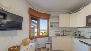 Een koelkast, een magnetron, een oven, een vaatwasser