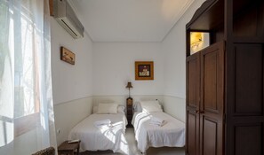 2 habitaciones, tabla de planchar con plancha, cuna de viaje y wifi 