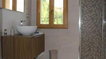 Douche, sèche-cheveux, bidet, serviettes fournies