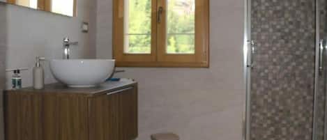 Dusche, Haartrockner, Bidet, Handtücher