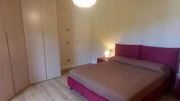3 camere, una scrivania, ferro/asse da stiro, culla da viaggio