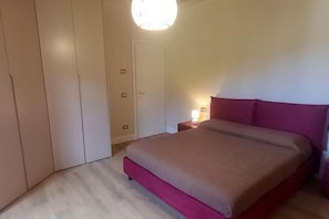 3 habitaciones, escritorio y tabla de planchar con plancha 