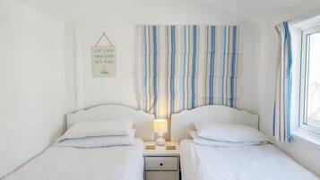 4 bedrooms, iron/ironing board, WiFi, bed sheets