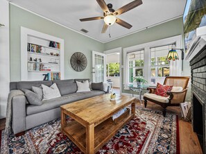 Smart TV, fireplace, books, music library - Charming three bedroom one bath bungalow located n Dixieland Historic District (Lakeland)