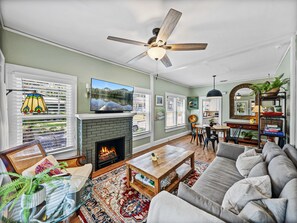 Smart-tv, eldstad, böcker och ett musikbibliotek