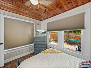 3 bedrooms, desk, free WiFi, bed sheets - Charming three bedroom one bath bungalow located n Dixieland Historic District (Lakeland)