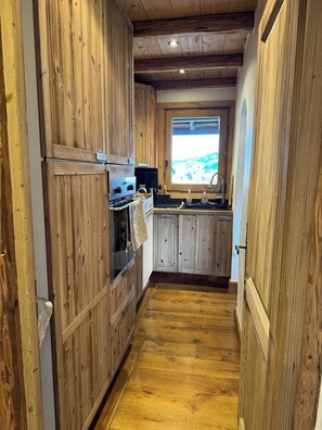 Kjøleskap, ovn, kokeplater og oppvaskmaskin