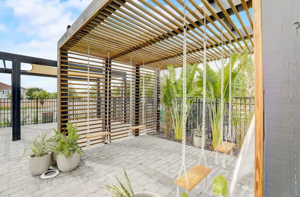 Terrace/patio - 5 minutes to Disney! Family-sized townhome with pool & BBQ (Kissimmee)