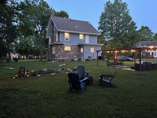 5bd Movie Theater - 7mins to UND - Backyard BBQ