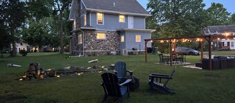 5bd Movie Theater - 7mins to UND - Backyard BBQ