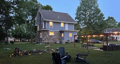5bd Movie Theater - 7mins to UND - Backyard BBQ