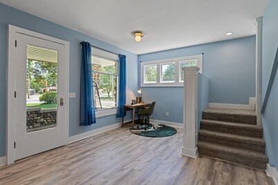 5bd Movie Theater - 7mins to UND - Backyard BBQ