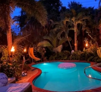 Private backyard with hot tub and pool, great four couples filming & parties