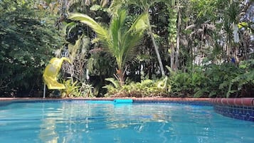 Kolam renang outdoor dan sebuah kolam renang air hangat