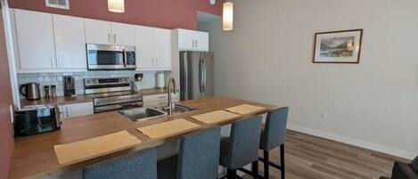 Mikrowelle, Ofen, Geschirrspüler, Wasserkocher