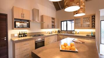 Kylskåp, mikrovågsugn, ugn och spishäll