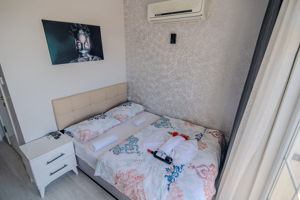 Kamar Double Standar | Seprai premium, selimut bulu angsa, minibar, dan kedap suara