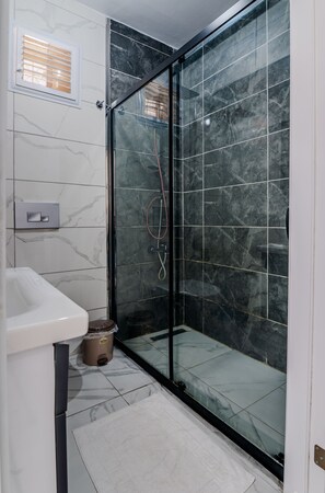 Standard Single Room | Bathroom | Shower, rainfall showerhead, slippers, towels - Airport Black Sea Hotel & Restaurant (Arnavutköy)