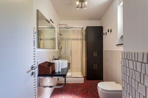 Een douche, een haardroger, een bidet, handdoeken