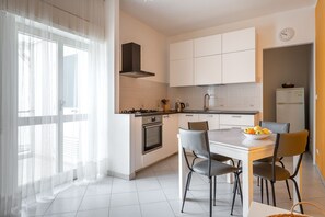 Refrigerador, horno, tetera eléctrica y utensilios de cocina