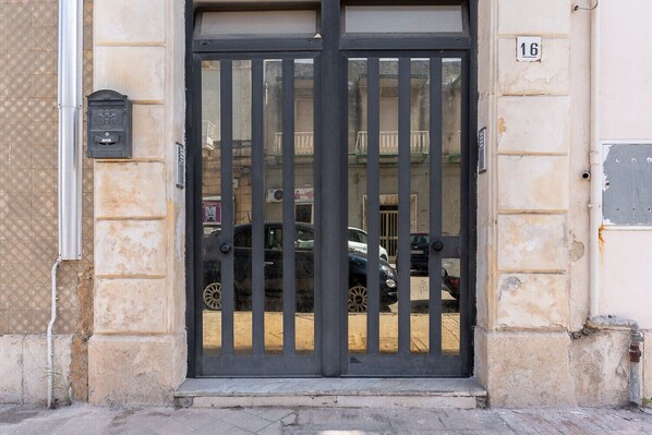 Exterior detail - Comfy Central Apartment by Wonderful Italy (Siracusa)