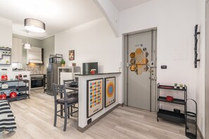 Refrigerador, microondas, horno y cafetera y tetera 