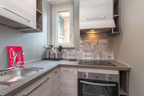 Fridge, microwave, oven, coffee/tea maker