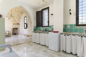 Réfrigérateur, grille-pain, batterie de cuisine, vaisselle et ustensiles