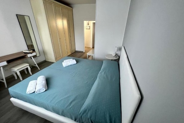 3 chambres, coffre-fort, fer et planche à repasser, lit de bébé portatif