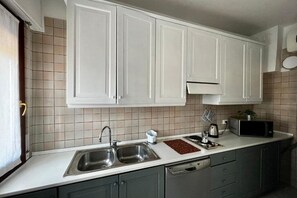 Jääkaappi, mikroaaltouuni, uuni, liesi