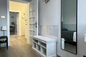 3 bedrooms, in-room safe, iron/ironing board, travel cot