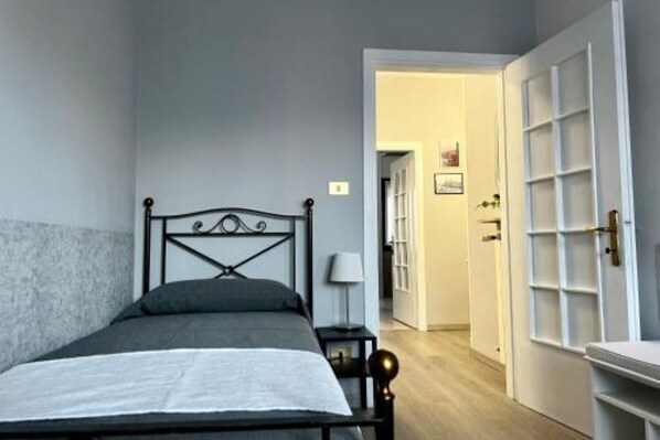 3 bedrooms, in-room safe, iron/ironing board, travel cot