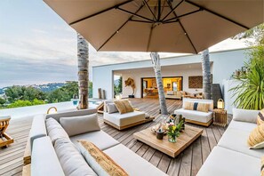 Terrace/patio - Nouveau "côté Mer" Villa D'exception, vue Mer, Piscine, à 4mn de la Plage (Carqueiranne)