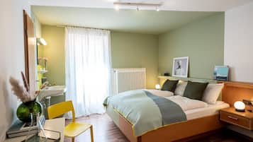 Quarto casal clássico, vista para o jardim | Escrivaninha, Wi-Fi de cortesia