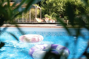 Una piscina al aire libre de temporada