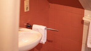 Chambre Simple Classique, vue jardin | Salle de bain | Sèche-cheveux, serviettes fournies, savon, shampoing