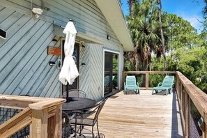 Outdoor dining - Beachside, Pet Friendly, Calm and quaint! Alfie's Place (Indian Pass)