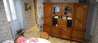 JOLIE PETITE MAISON  village classé avec ruine d un chateau et trÚs belle église