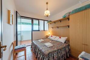 1 bedroom, free WiFi, bed sheets - Acqua Marina 800m from the sea (Cogoleto)