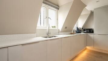 Appartement Supérieur, salle de bains privée, vue ville | Cuisine partagée