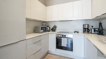 Deluxe Apartment, Private Bathroom | Shared kitchen | Full-sized fridge, microwave, oven, stovetop