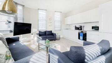 Apartment, Ensuite, City View | Lounge