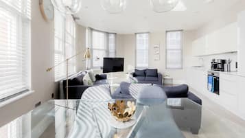 Apartment, Ensuite, City View | Lounge