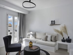 40-inch flat-screen TV with satellite channels, TV - Maestro Villas Naxos (Naxos)