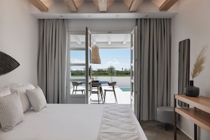 40-inch flat-screen TV with satellite channels, TV - Maestro Villas Naxos (Naxos)