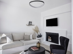 40-inch flat-screen TV with satellite channels, TV - Maestro Villas Naxos (Naxos)