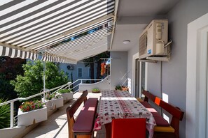Apartment, 2 Bedrooms, Balcony, Garden View | Dining